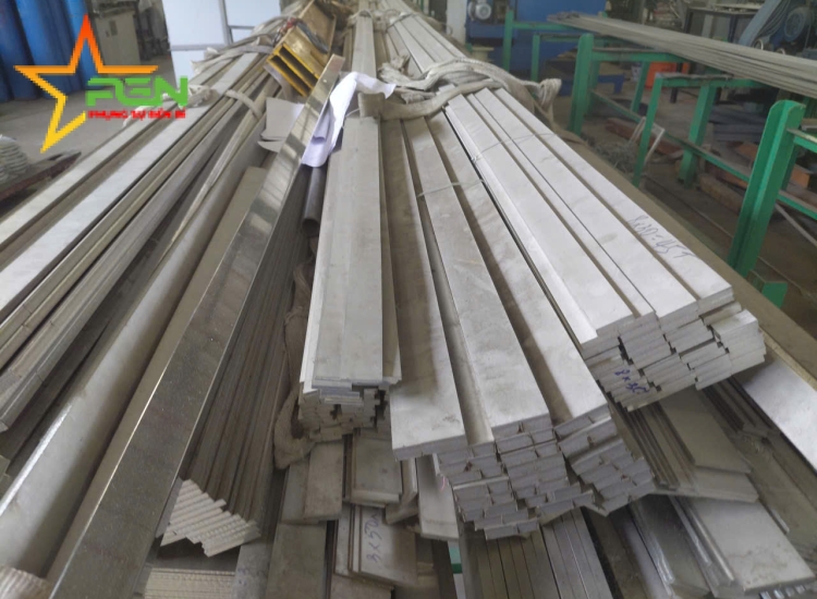 THANH LA ĐÚC 304 SỌC XƯỚC : 25 x 3.0 x 6000/HL- Stainless Steel Flat Bar