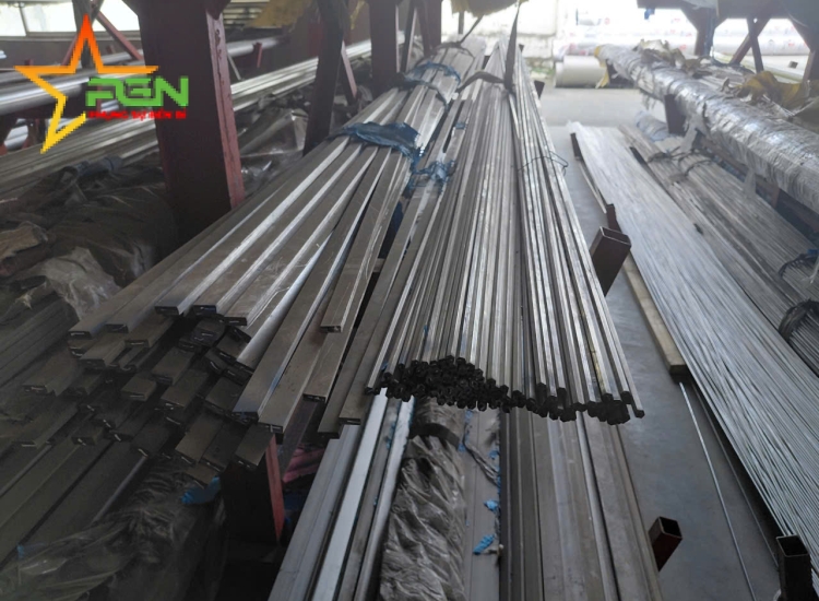 THANH LA ĐÚC 304 SỌC XƯỚC : 30 x 8.0 x 4000/6000MM/HL- LẬP LÀ INOX - Stainless Steel Flat Bar